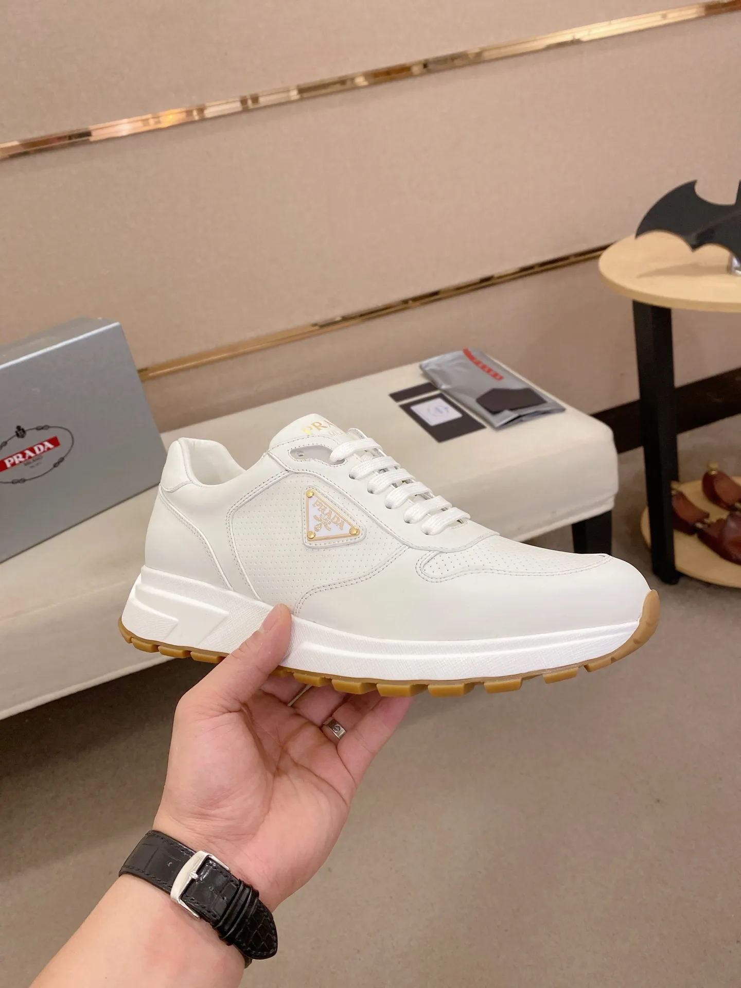 Men's shoes 💰 580💰 ✔️✔️✔️High-quality new PRADA counters are launched at the same time. The new men's shoes and 😘fabrics are selected from imported first-layer cowhide and are made by pure handcrafts. Lining: Full cowhide lining. 👍🏿 High-end ☄️ air-cushion molded anti-slip rubber outsole, exquisite lines, simple and elegant, comfortable and high-end for leisure travel. Code number: 38 to 44 (45 can be customized and cannot be returned or exchanged)